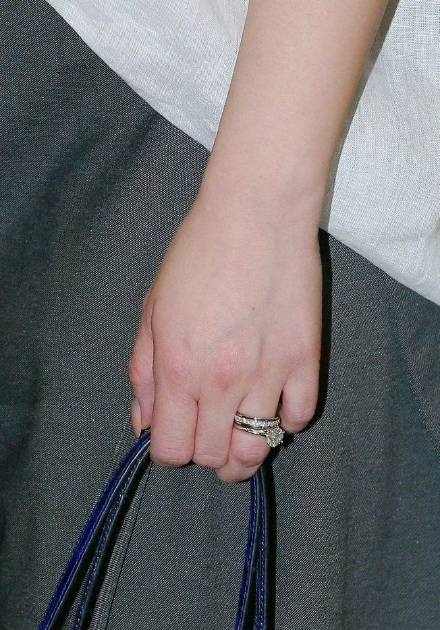 阿娇蜜月后甜晒大钻戒,阿娇钻戒和张馨予钻戒