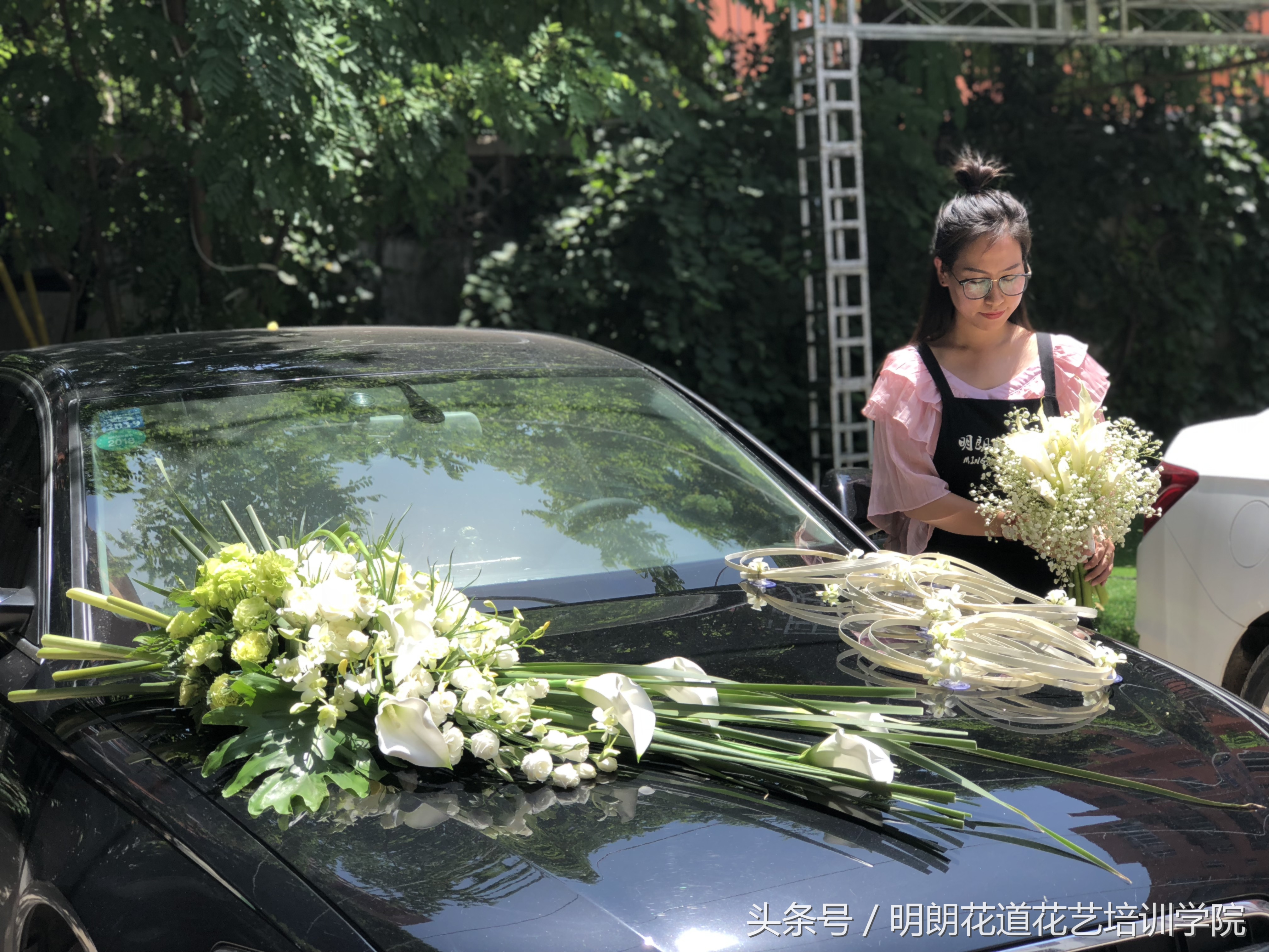 黑色主婚车花艺装饰,中国风婚车花艺教程