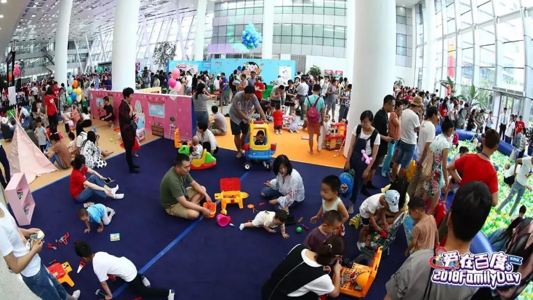 世界杯开幕人群组成球员踢球,百度世界杯活动