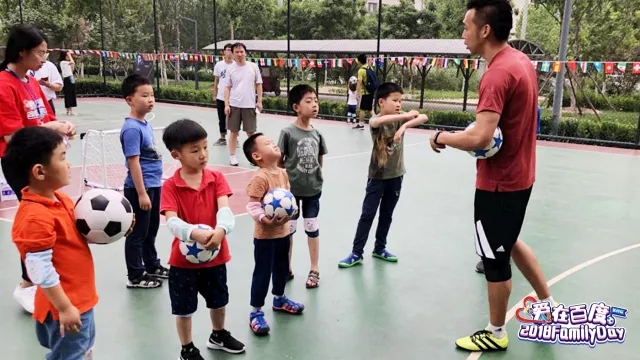 百度世界杯活动,世界杯开幕人群组成球员踢球