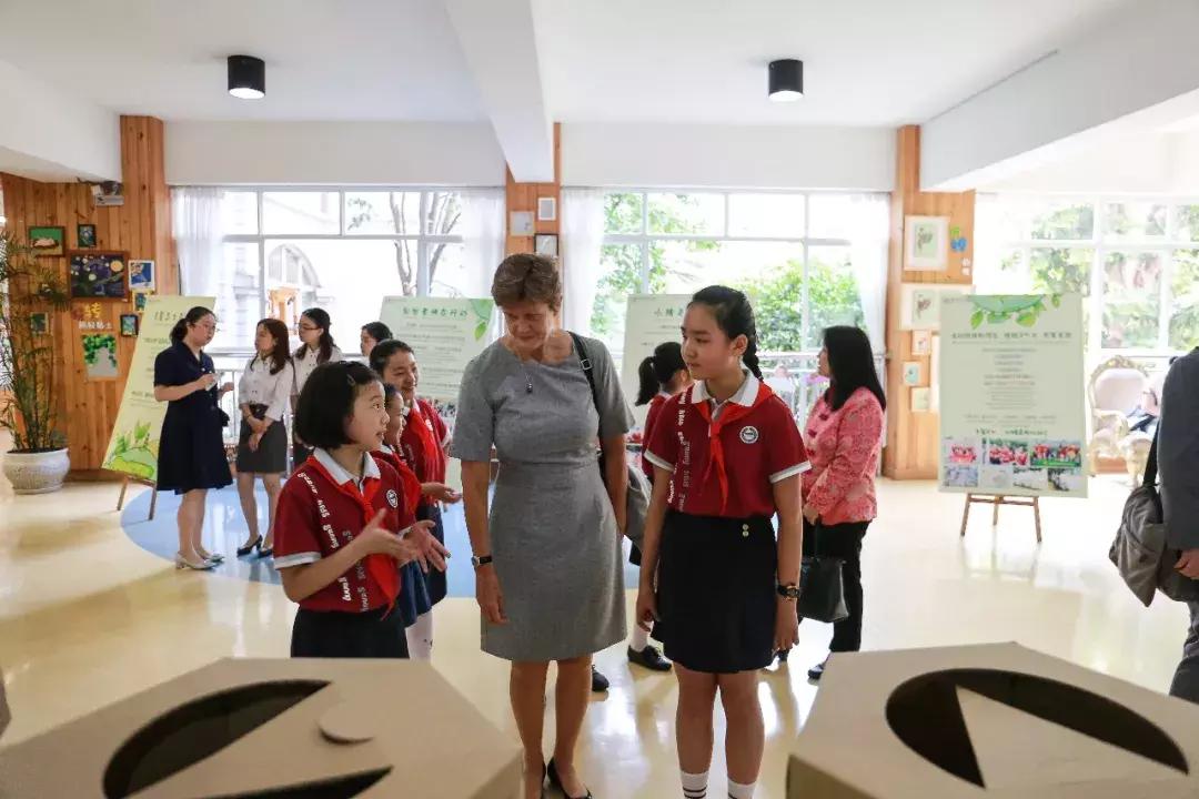 支持减塑，英国驻华大使和成都小学生一起DIY环保帆布袋