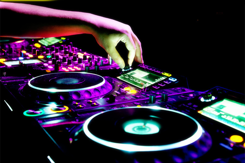 顶级汽车音响在什么车上,八个最顶级的汽车音响你都知道吗