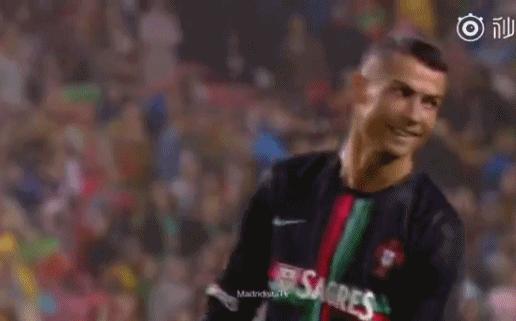 C罗大儿子前方高能天赋异禀！倒钩不在话下球迷：这小子有腹肌