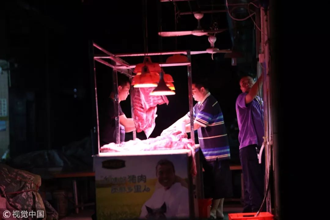 网上卖的火山石烤肠是什么肉做的,街边两块钱的烤肠里到底是什么肉