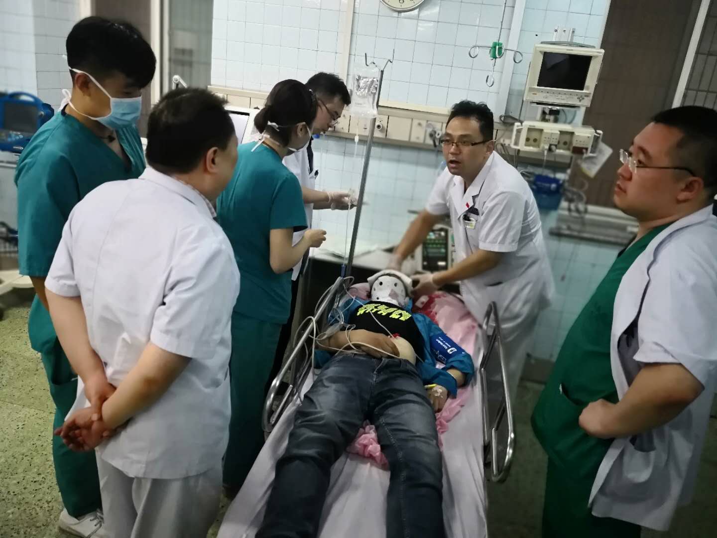 急诊科医生不是治病的是救命的,急诊是救命的不是看病的