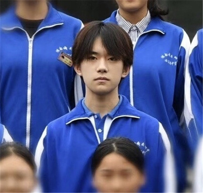 易烊千玺黑板写字,高考前夕易烊千玺在黑板写字