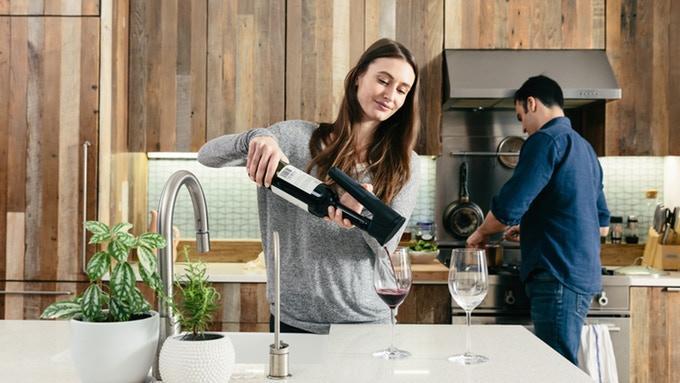 不用开红酒的工具就能把红酒打开,有了这款神器再也不怕床都要塌了