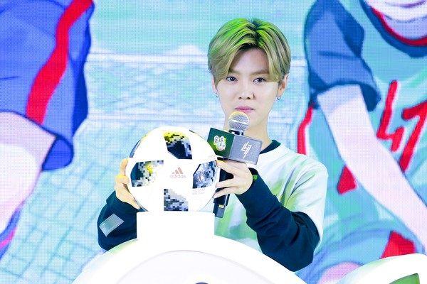 鹿晗跑男足球热身秀捷克,鹿晗球赛强颜欢笑