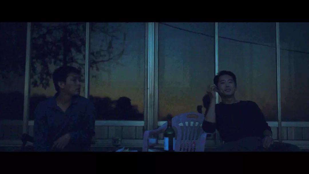 李沧东改编村上春树的《燃烧》，细思恐极的隐喻和谜团全为你破解