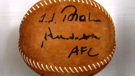 世界杯快到了准备跟谁一起看呢,2019年世界杯足球长什么样