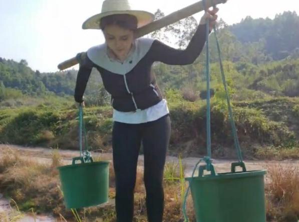 从性感女神到乡下小妹,张琪格开启户外直播变形记,网友:不容易