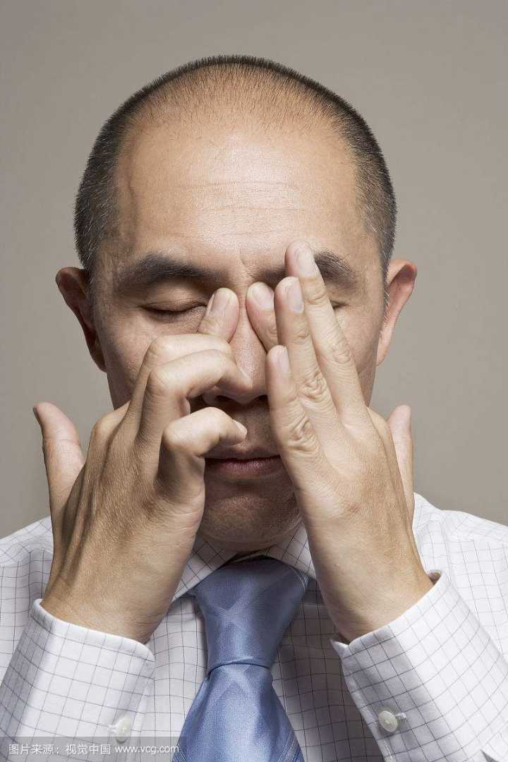 晨起眼睛看不清东西,早上起来洗脸后眼睛模糊看不清