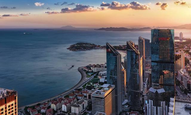 晚上在青岛吹着海风吃海鲜,青岛吹着海风吃着烧烤