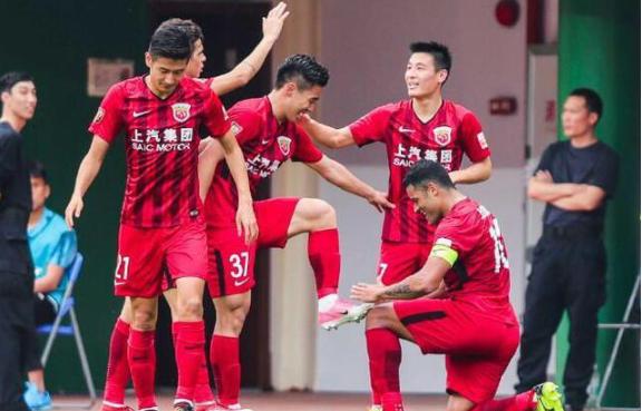 23岁本土国脚再现世界级过人,28岁当红国足再现一世界级停球