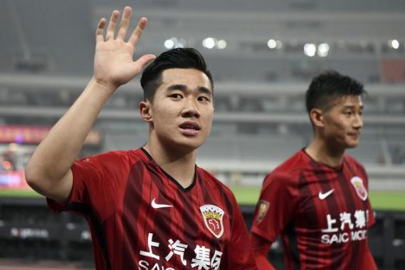 可悲可叹！上港国脚一“拘谨”式传球遭外援怒吼，国足也该反思了