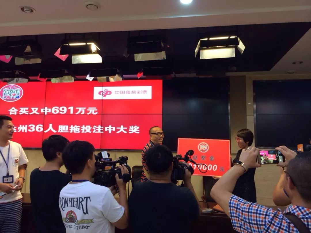 双色球近期开出哪些巨额大奖,昨晚四川什么地方中了4注双色球