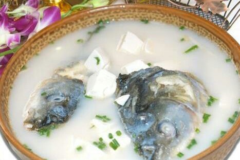 鱼头炖豆腐汤正宗做法,鱼头炖豆腐汤最正宗的做法红烧