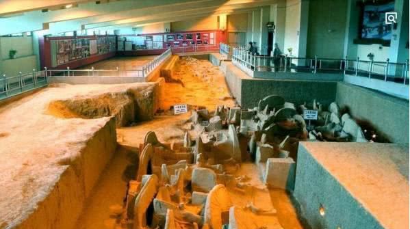 农村小伙发现一座古墓寻宝,农村小伙闯入深山发现墓