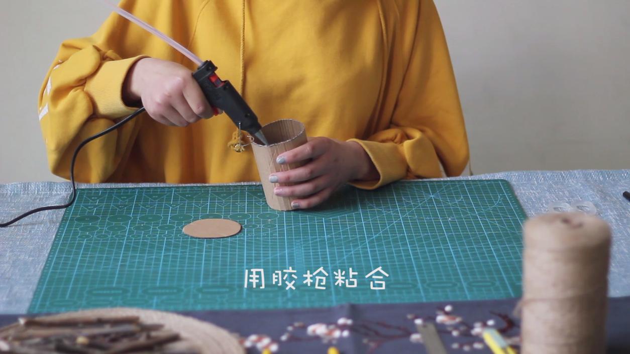 这么好看的田园风笔筒，原来是用快递盒和枯树枝做的，复古文艺范