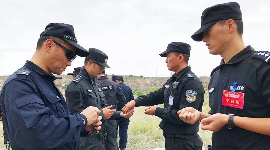 警务实战教官为民警讲授实战技能,警务实战教官需要具备哪些能力