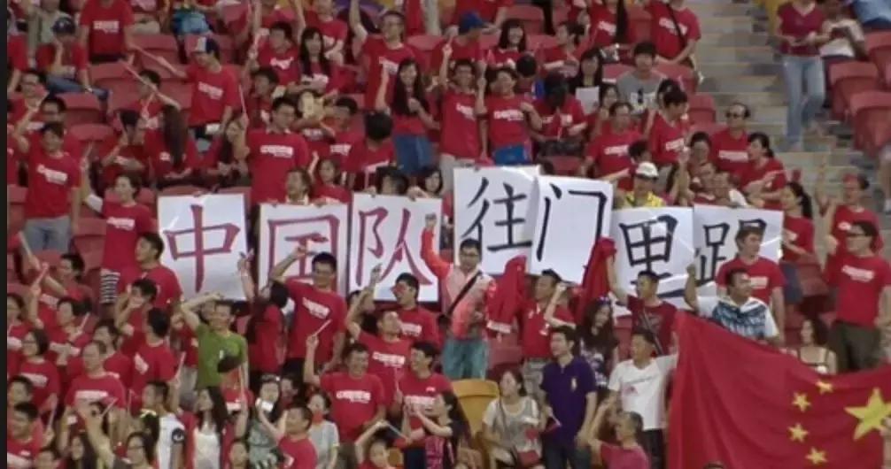 没想到,代替国足“征战”世界杯的,是10万只小龙虾……