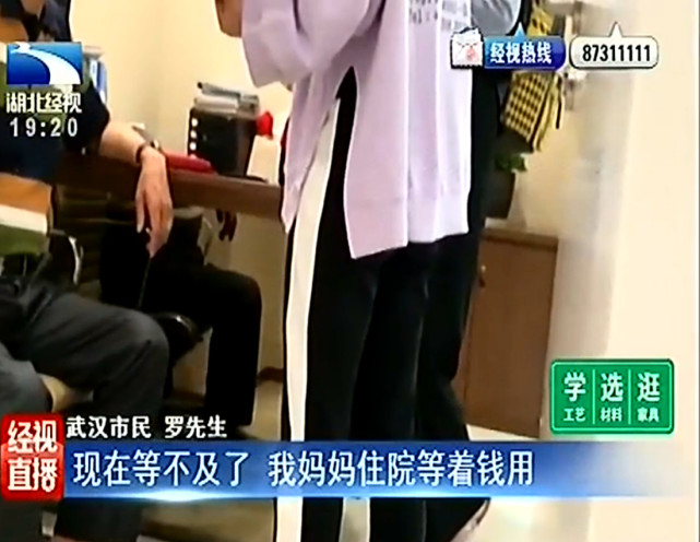 银行卡换卡多年，女儿不知情把钱打进原账户，父亲去银行钱难取