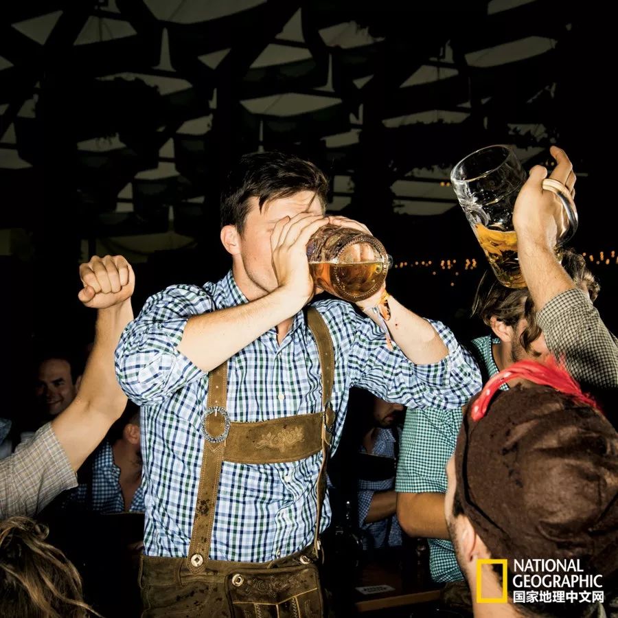 “对球当歌,人生几何”,看世界杯时为什么爱喝酒呢?