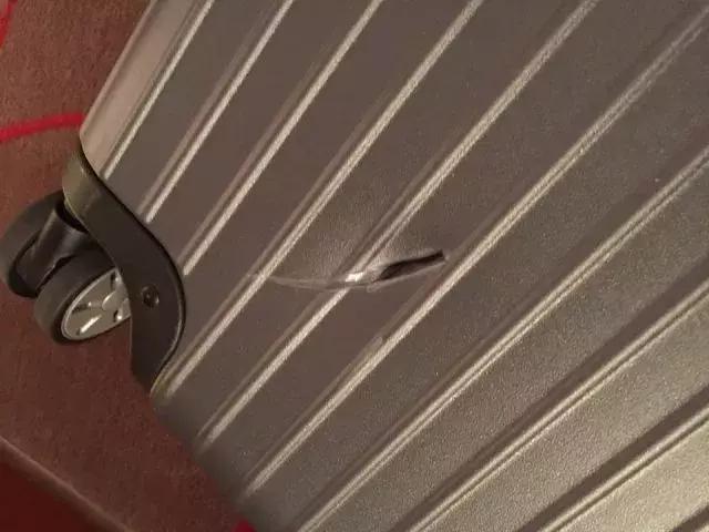 坐飞机时托运的行李都经历了什么,飞机行李托运经历了什么