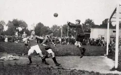 蹴鞠怎么样变成足球的,蹴鞠传承千年的中国足球