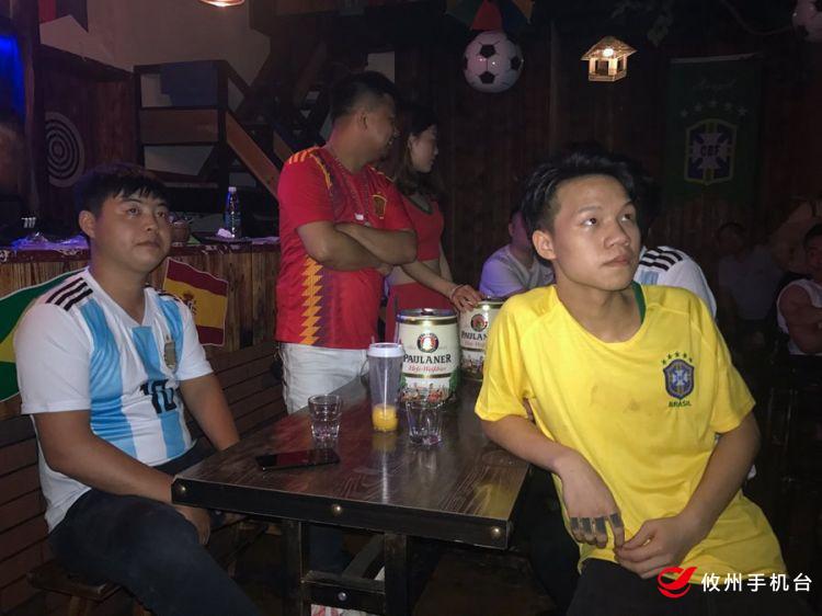 昨晚你看球了吗？攸县的球迷们昨晚是这样嗨起来的……