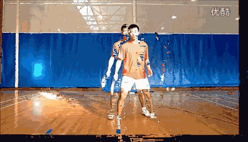 在羽毛球场上怎样用球训练步伐,羽毛球步法球场练习