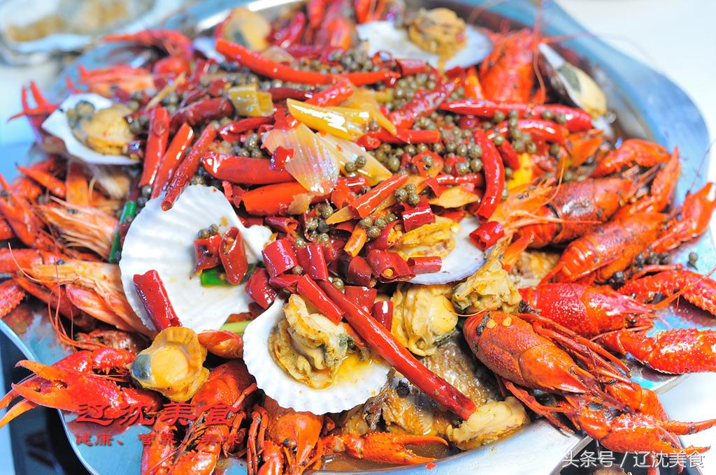 世界杯开幕球迷狂欢,世界杯预选赛沈阳足球现场球迷