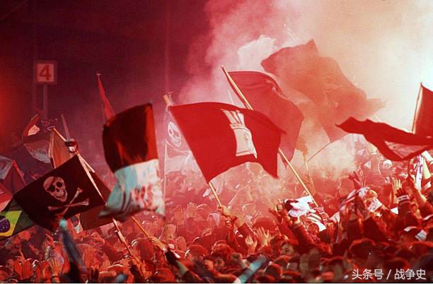 为了世界杯，这些足球流氓拼死搏斗，最终的王者却是这一国