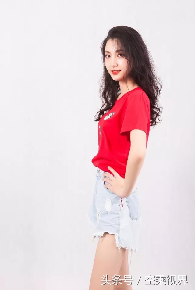 空乘变身秀,空姐化身足球宝贝