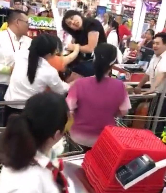超市两名女员工打架,超市两名女人打架