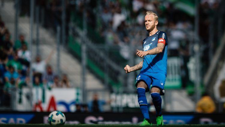 现场看球的伪球迷,足球场上最关键最不可替代的位置