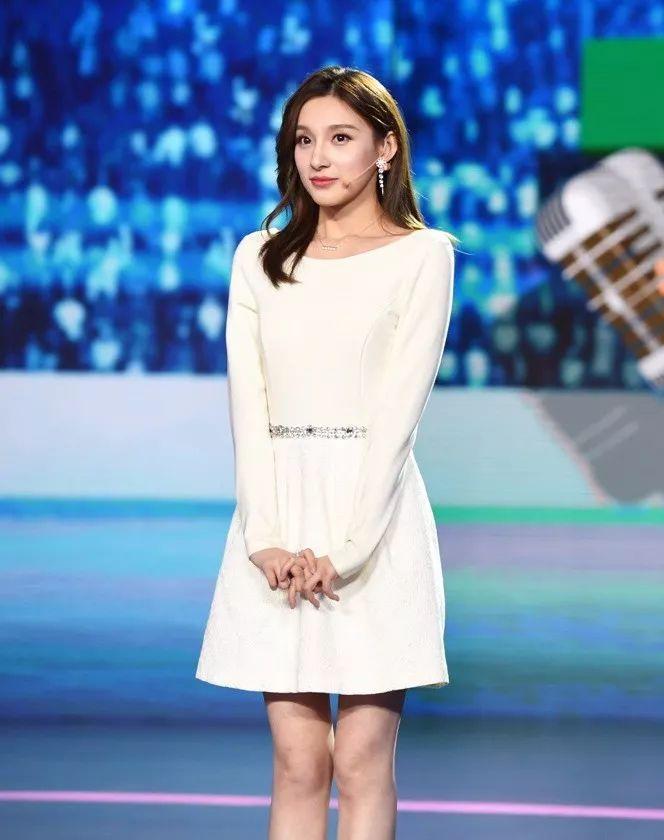 央视女主持网红脸,央视主持人酷似关之琳