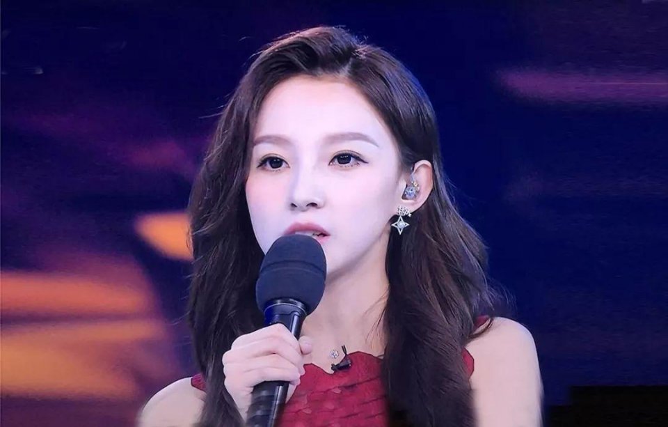 央视女主持网红脸,央视主持人酷似关之琳