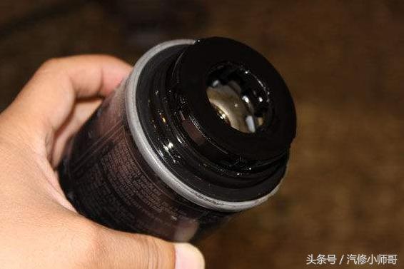 汽车发动机机油多久更换一次,汽车发动机机油多一点会怎么样