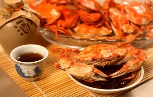 喝酸奶吃螃蟹会不会中毒,吃了螃蟹喝橙汁会中毒吗