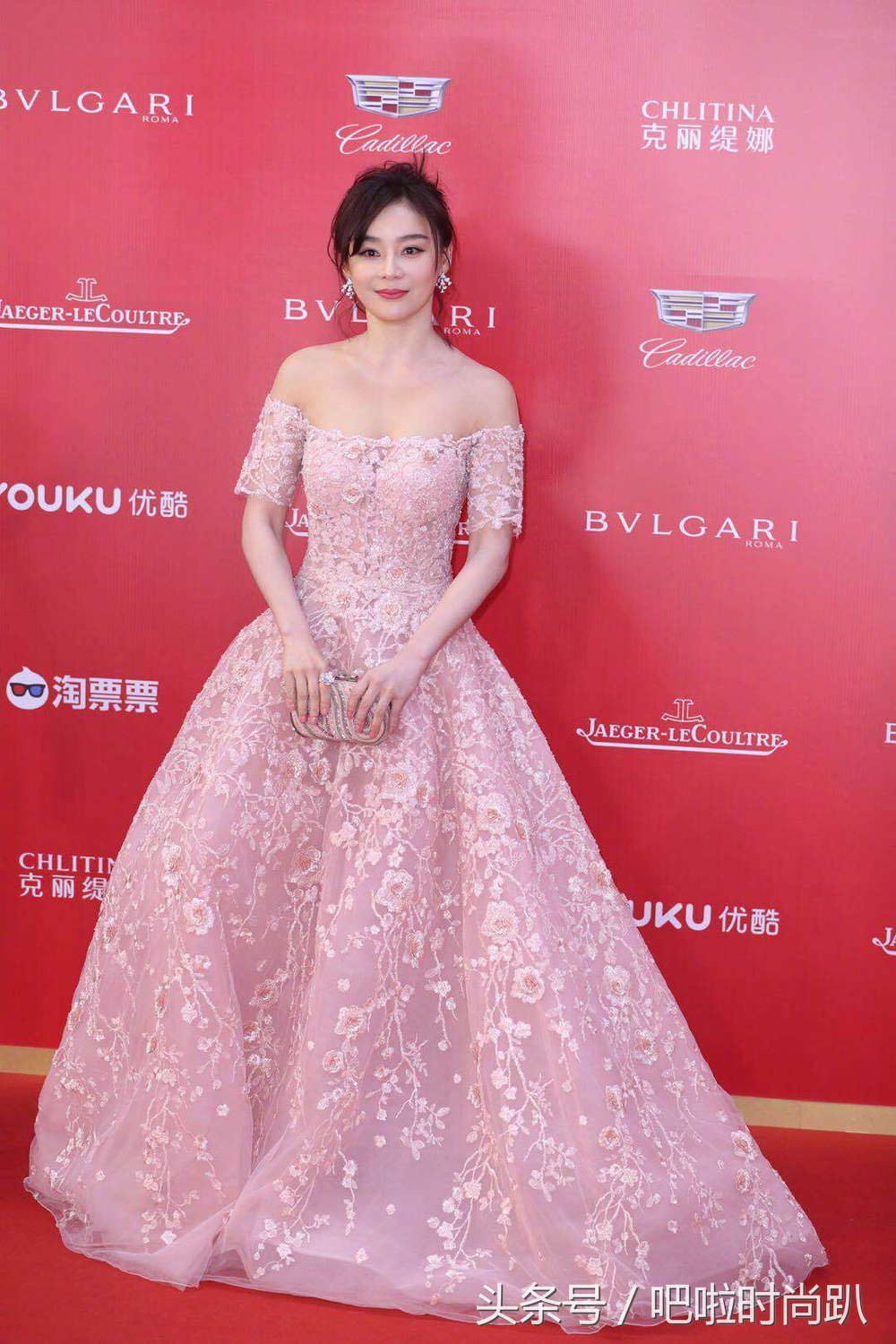 53岁刘嘉玲大秀好身材,54岁刘嘉玲穿刺绣裙图