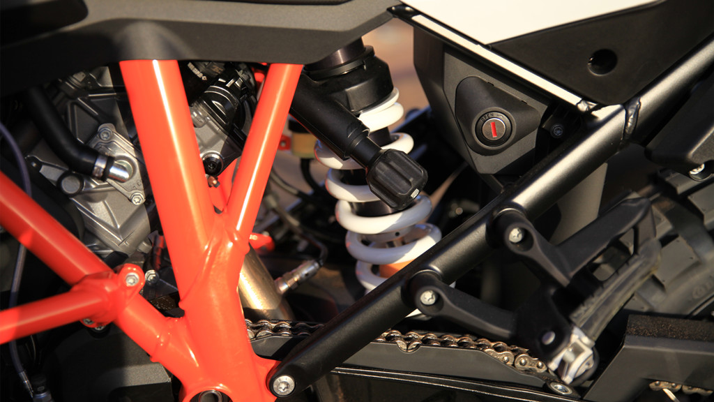 2018款ktm1290s测试,ktm1290advs版22款与23款区别