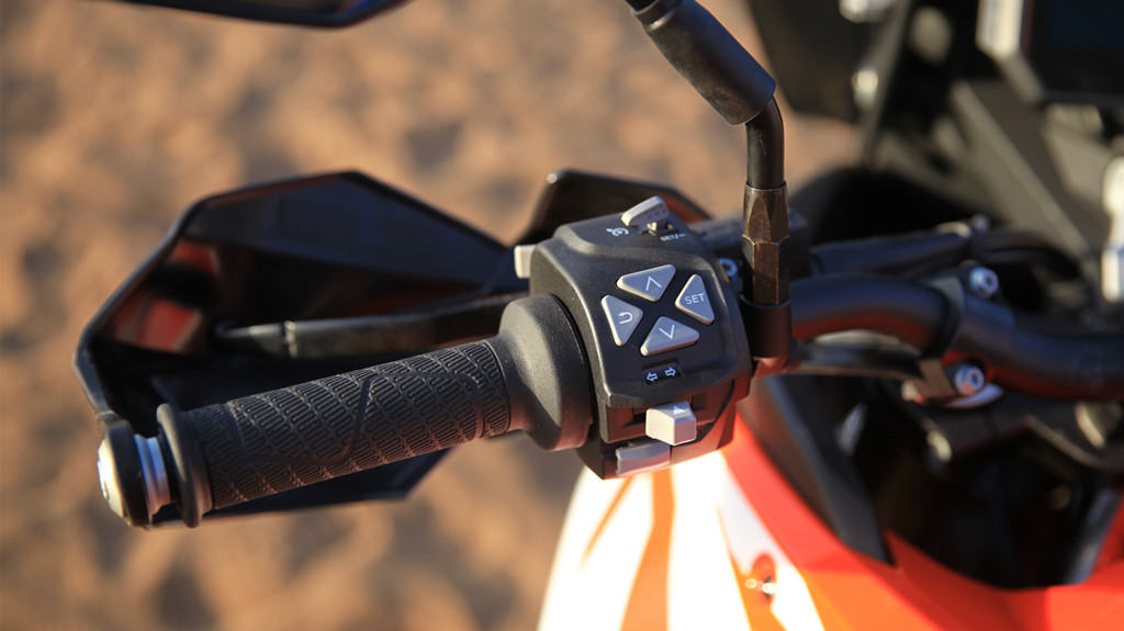 2018款ktm1290s测试,ktm1290advs版22款与23款区别