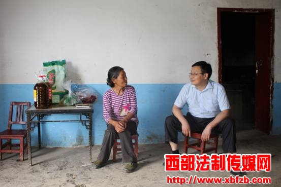 岚皋检察：端午节前*党**员积极为贫困户销售土猪肉