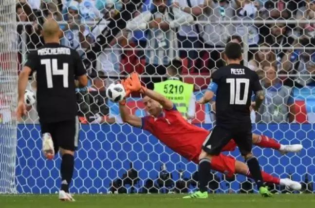 今天被冰岛人刷屏，快笑岔劈了！导演扑球算啥……