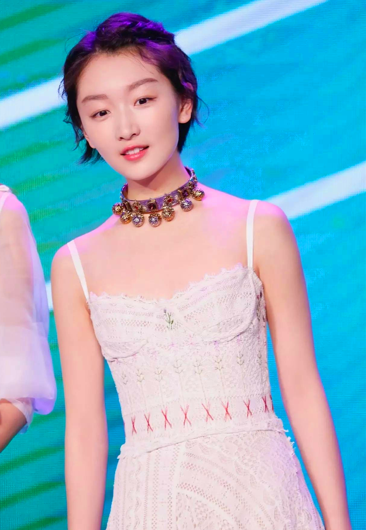 24岁年纪14岁身材高级脸平胸周冬雨衣品飙升支招矮个女生穿搭法