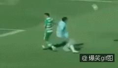 足球搞笑名场面手顶球,搞笑足球神操作