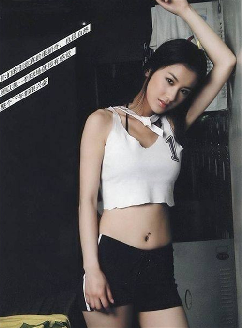 黄圣依带儿子踢足球却被一双大长腿抢镜