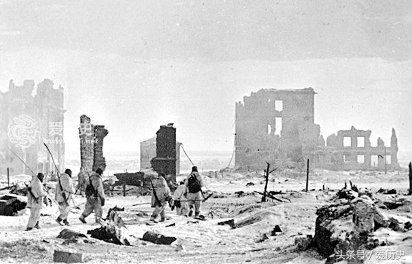 世界杯体育场原址上的二战传奇斯大林格勒用足球宣告重建回归