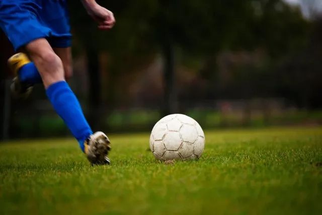 足球常见运动损伤及其急救方法,踢球中遇到的事故和处理方法